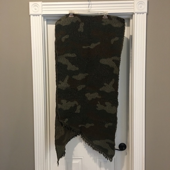 American Eagle Outfitters Accessories - AE camo blanket scarf American Eagle Outfitters Accessories - AE camo blanket scarf